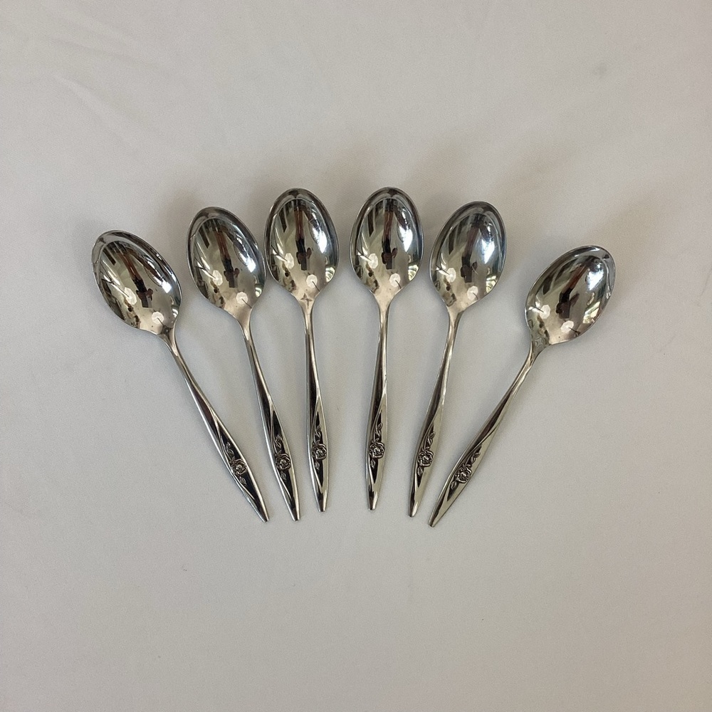 Oneida Lasting Rose Silverware Set - Picture 2 of 13